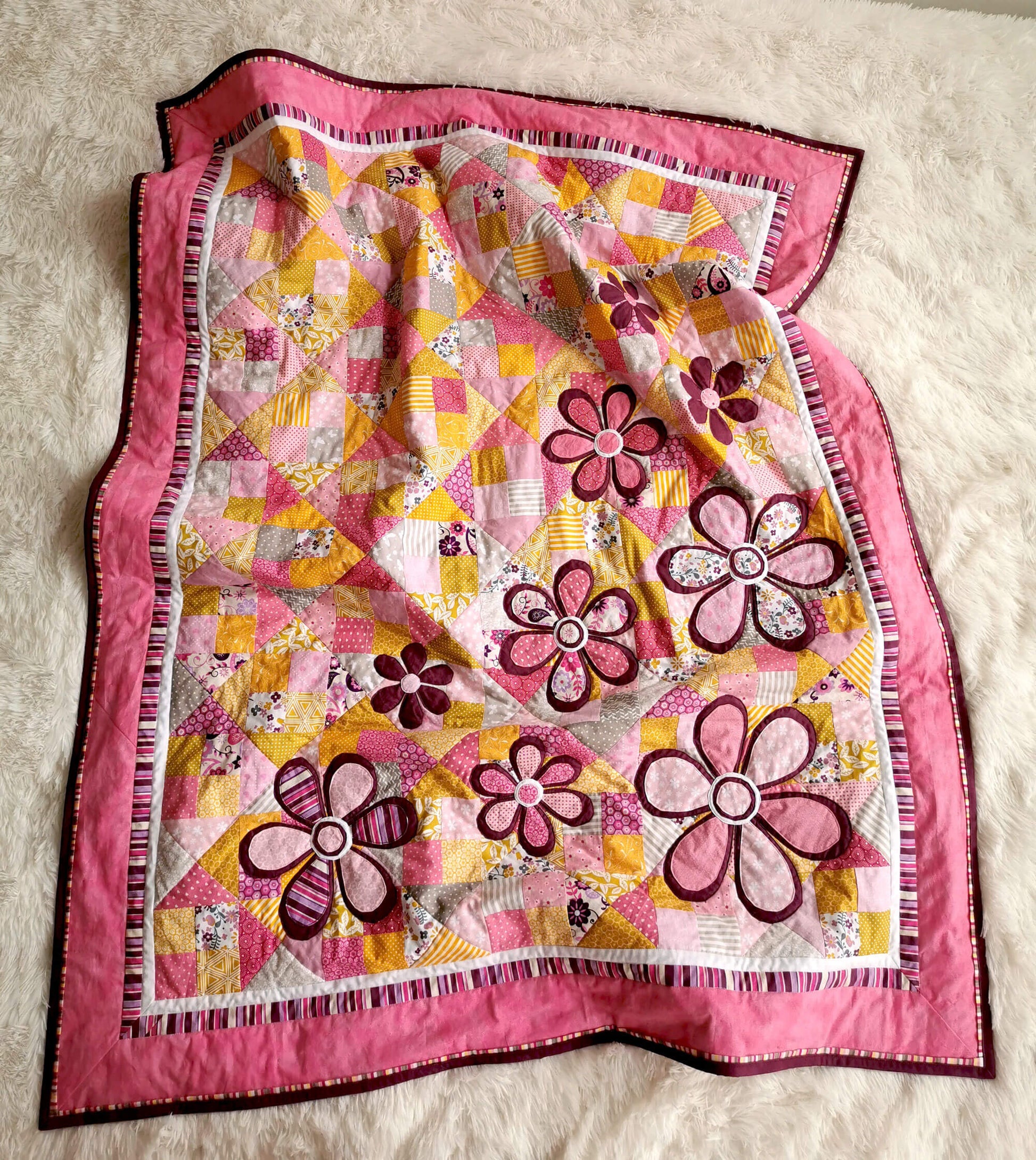 Darling girl's quilt with flowers "Blooming Meadow"